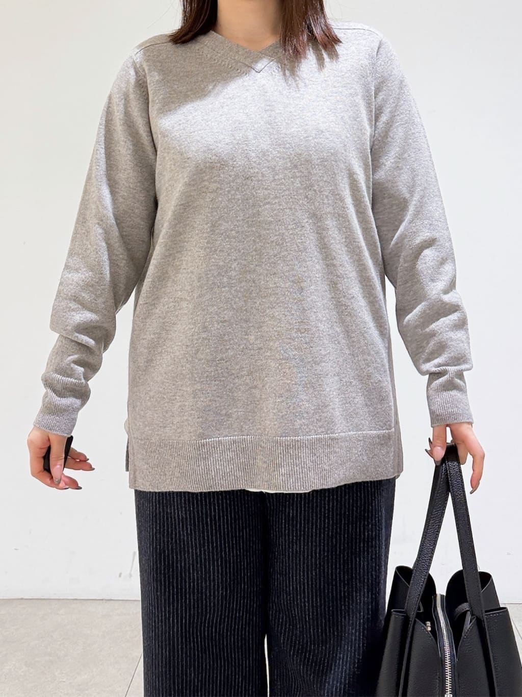 emikaさんの「INDIVI｜【洗える／チュニック丈／カシミヤ混】スリットデザインVネックニット」を使ったコーディネート