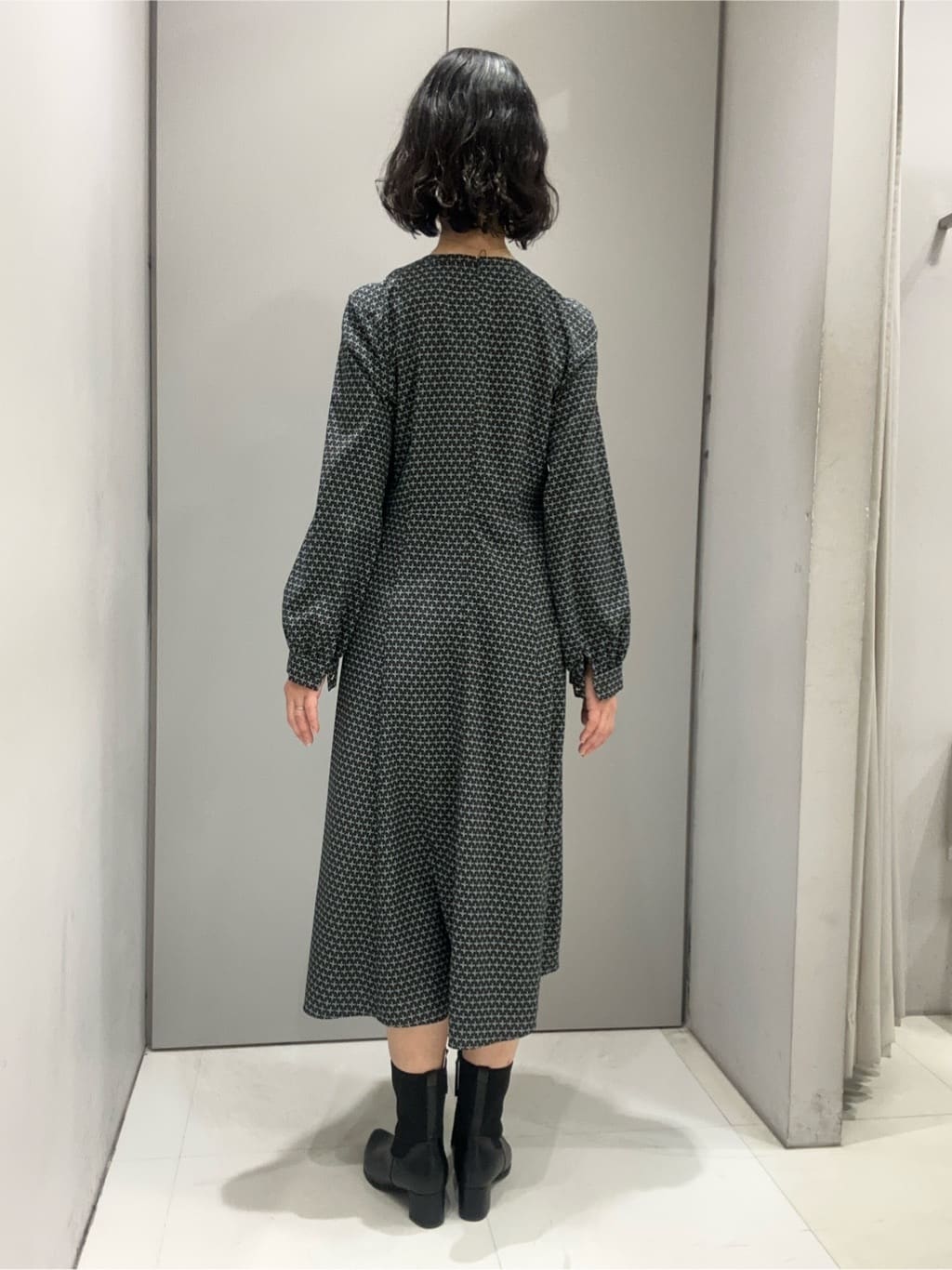 Kouさんの「Reflect｜【通勤/お出かけ◎】ジオメプリントクラシカルワンピース」を使ったコーディネート