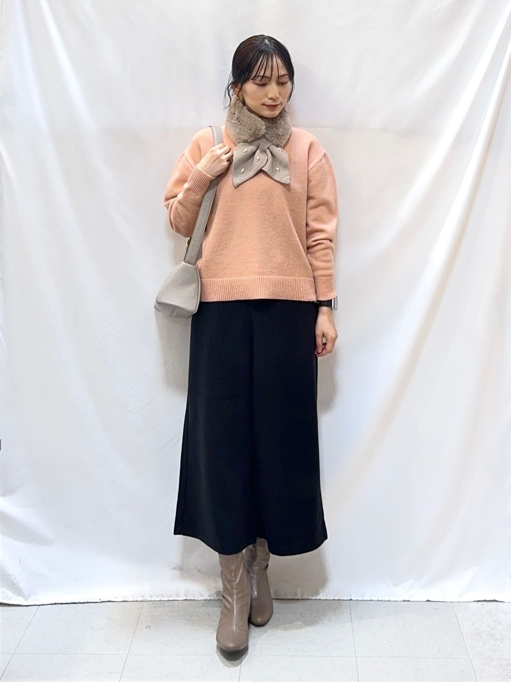 𝐇𝐢𝐫𝐨𝐦𝐢さんの「SHOO･LA･RUE｜【S-LL/洗濯機可】さりげないラメが上品　クルーネックニット」を使ったコーディネート