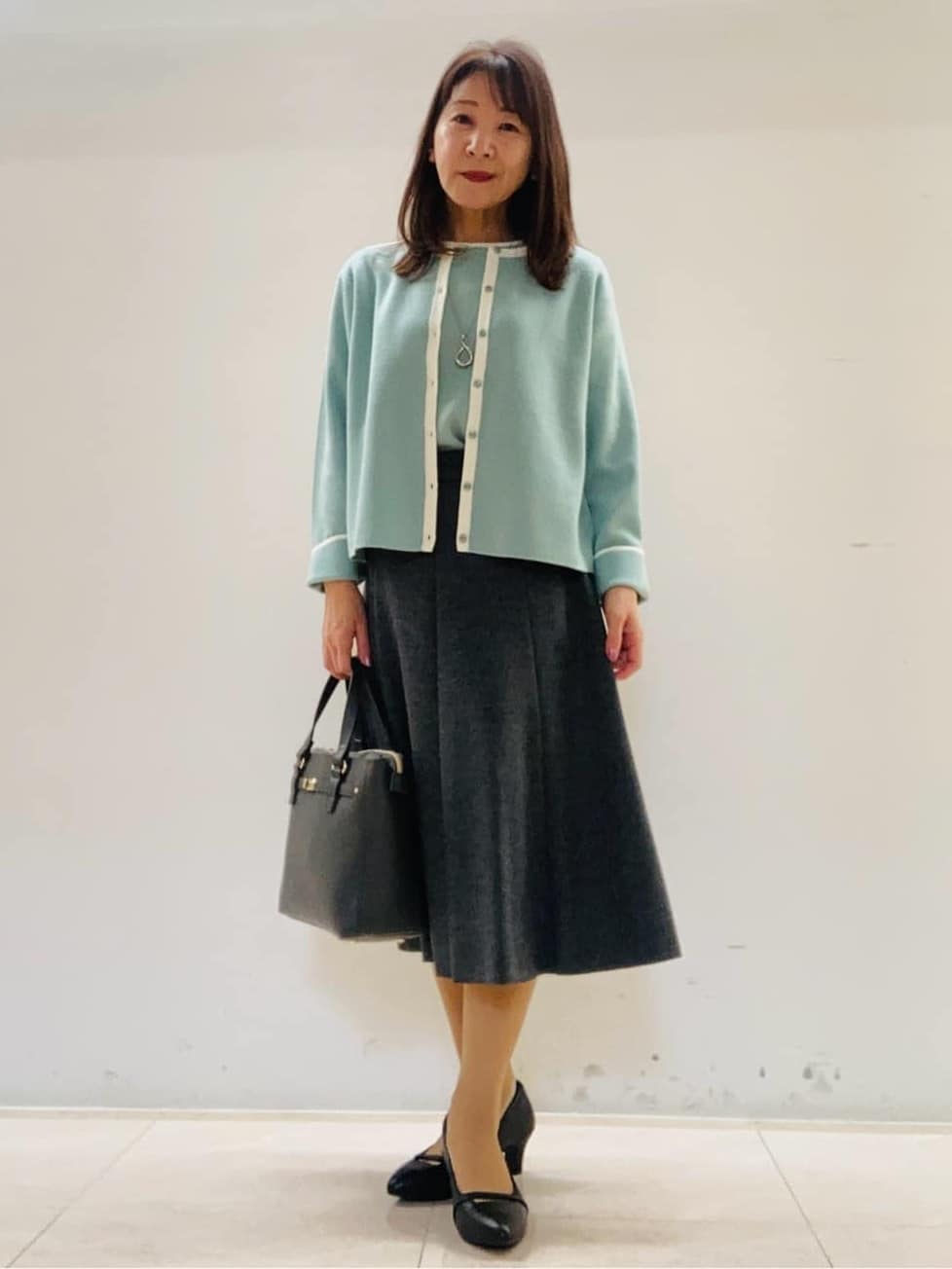 kurodaさんの「Reflect｜【秋映え／単品使い◎／すっきり見え】ブローチ付きニットアンサンブル」を使ったコーディネート
