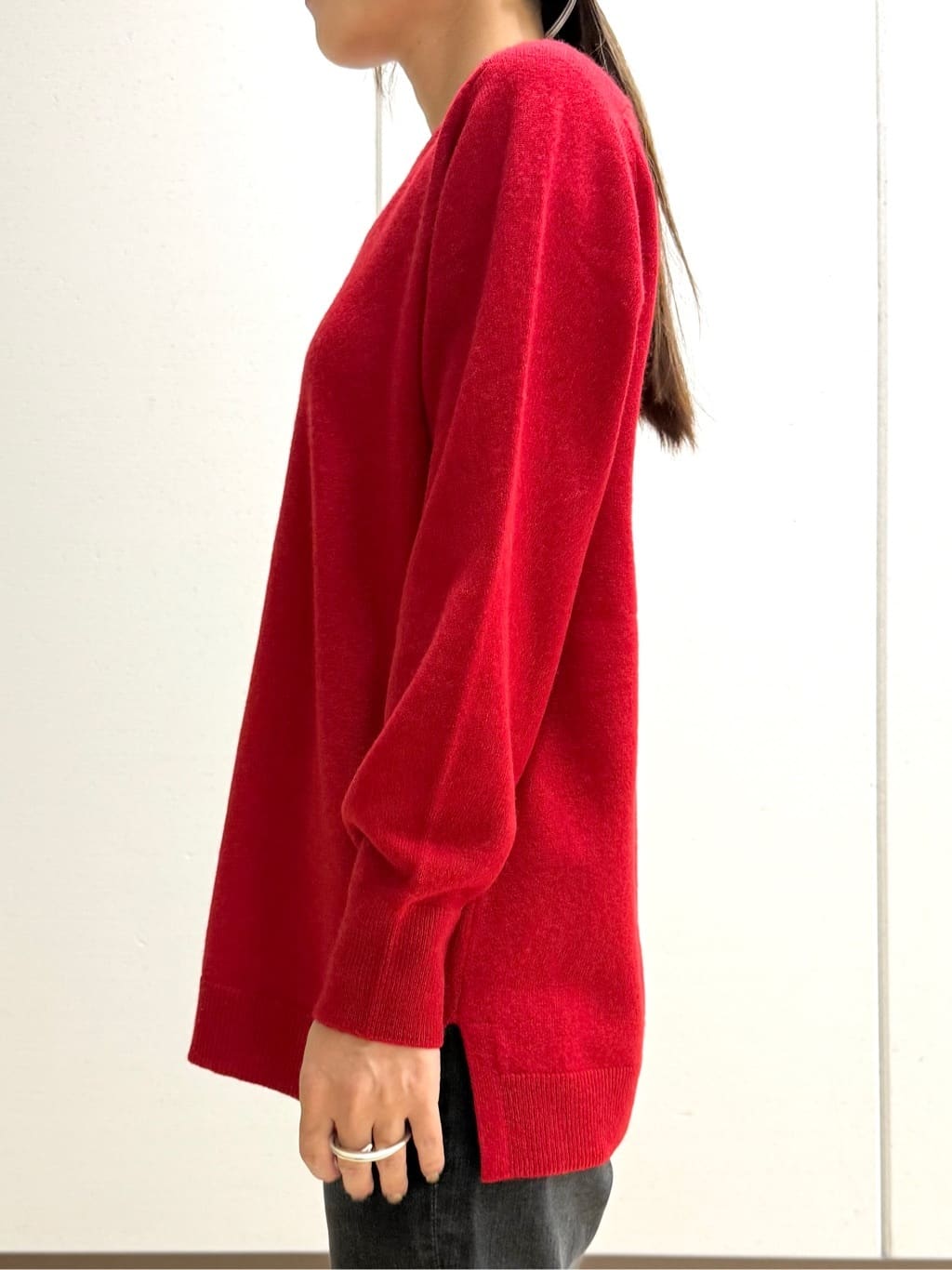 mamiさんの「INDIVI｜【洗える／チュニック丈／カシミヤ混】スリットデザインVネックニット」を使ったコーディネート