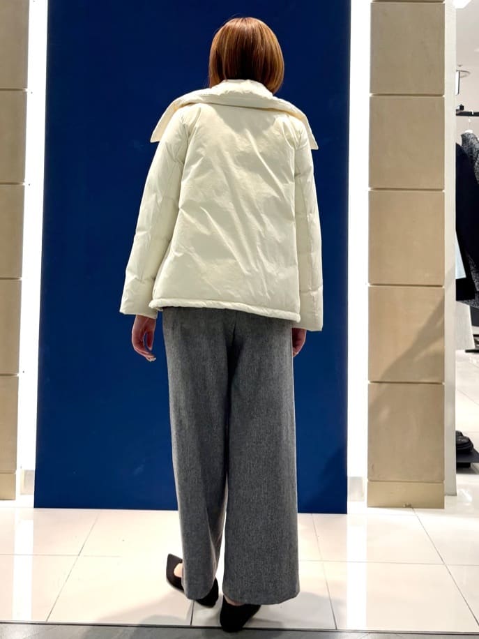 まいこさんの「INDIVI｜【撥水／洗える／デザイン衿】ステッチレス ショートダウンコート」を使ったコーディネート