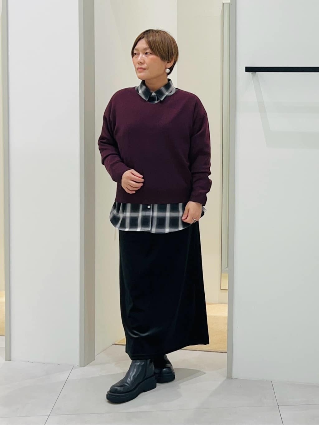 タナさんの「THE SHOP TK｜【すっきりシルエットが叶う】大人のためのVネックニット/毛玉になりにくい/静電気防止/洗濯機OK」を使ったコーディネート
