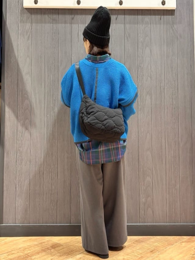 meiさんの「SHOO･LA･RUE｜【前後2WAY/S-LL】体型カバーもこなれ見えも叶う　ふんわりお袖の配色パイピングニット」を使ったコーディネート