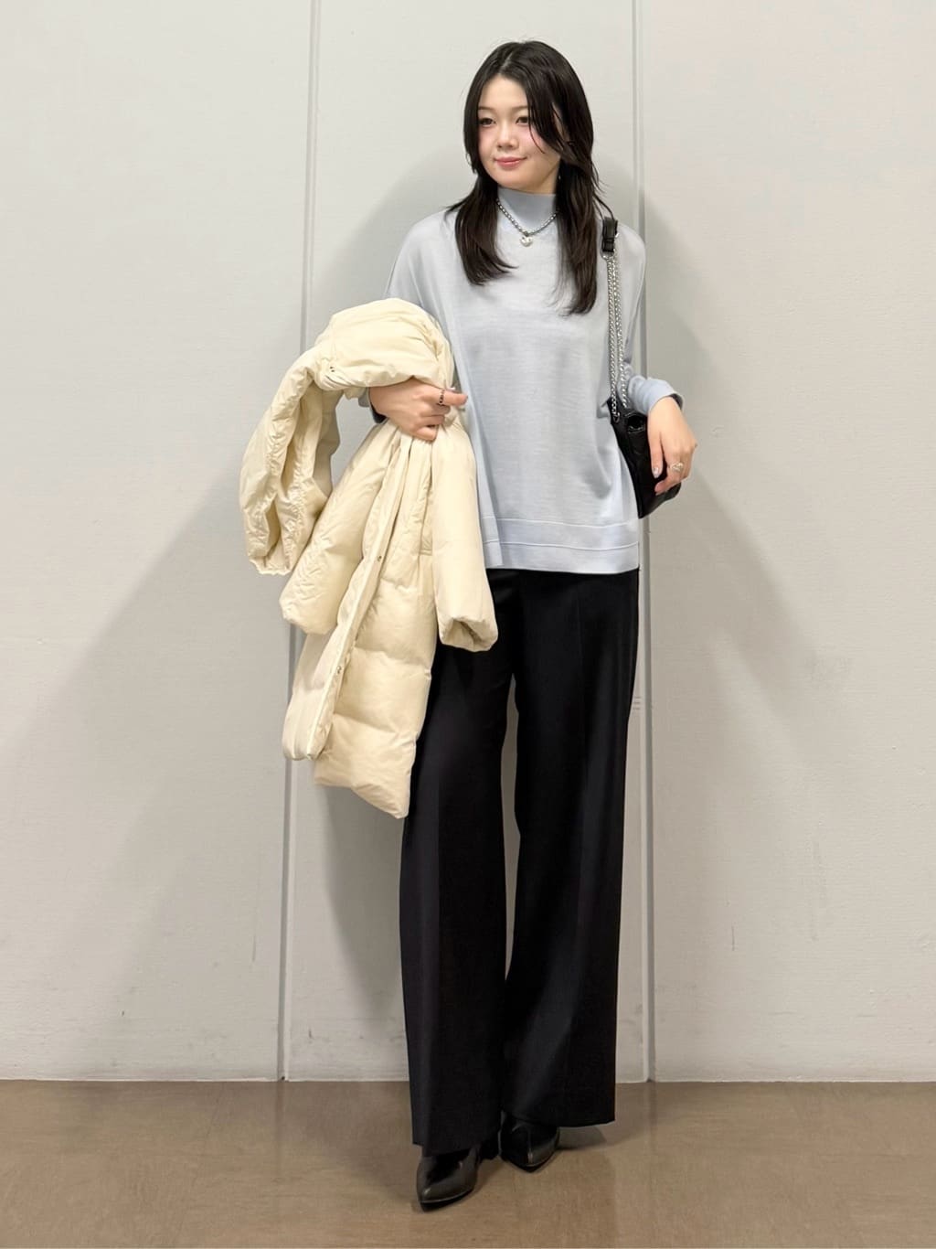 mizukiさんの「INDIVI｜【撥水／洗える】ステッチレス ロングダウンコート」を使ったコーディネート