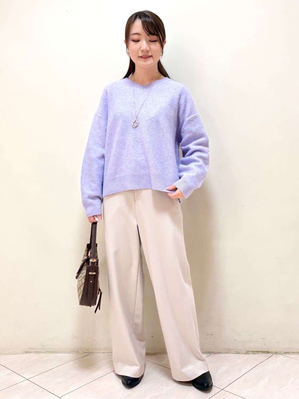 mikiさんの「Reflect｜【選べる5色／ゆったりシルエット】Vネックスパンコールニット」を使ったコーディネート