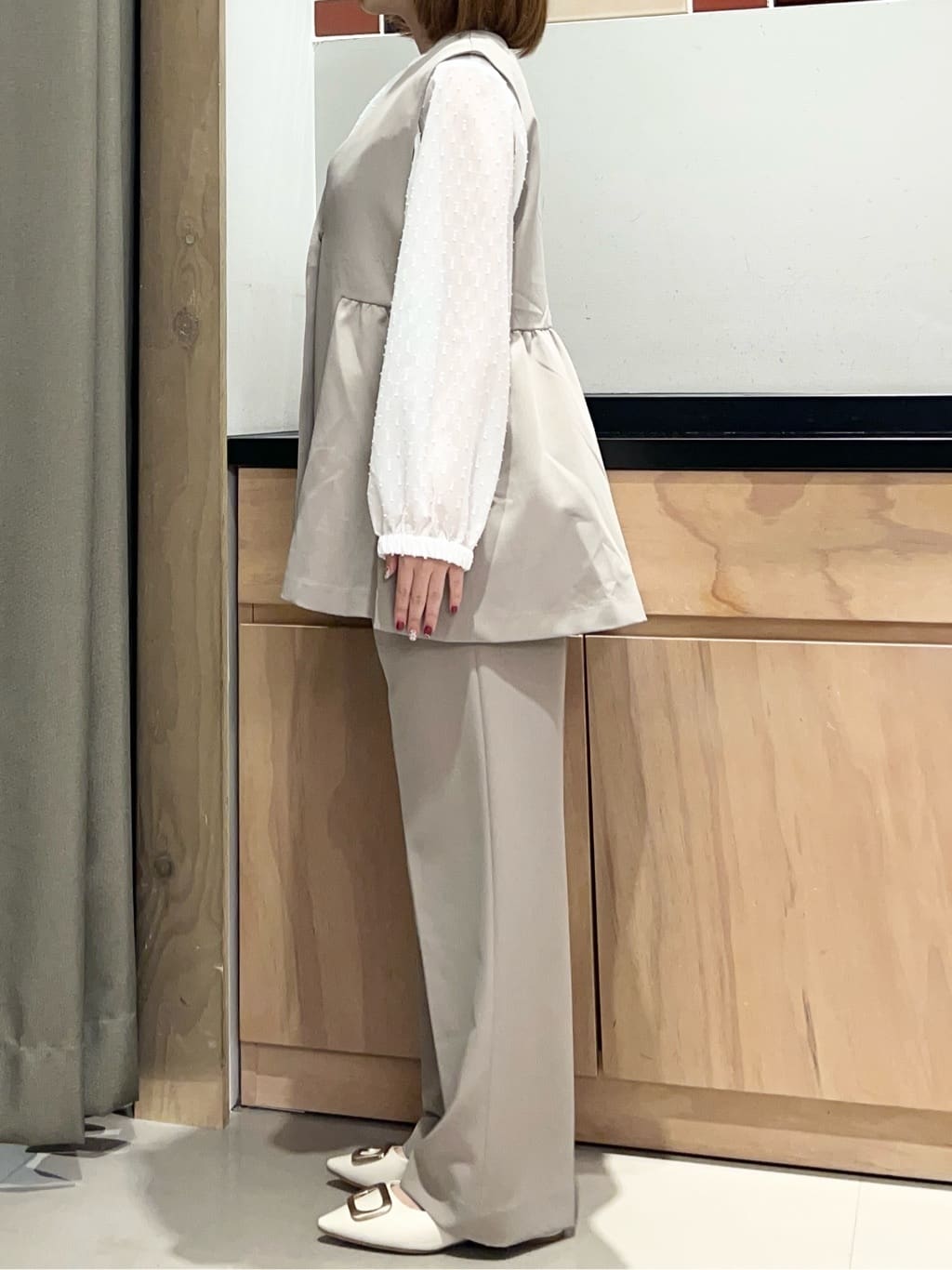かのさんの「THE SHOP TK｜【通勤・きちんと見えに】ダブルクロス ペプラムジレ/セットアップ可」を使ったコーディネート