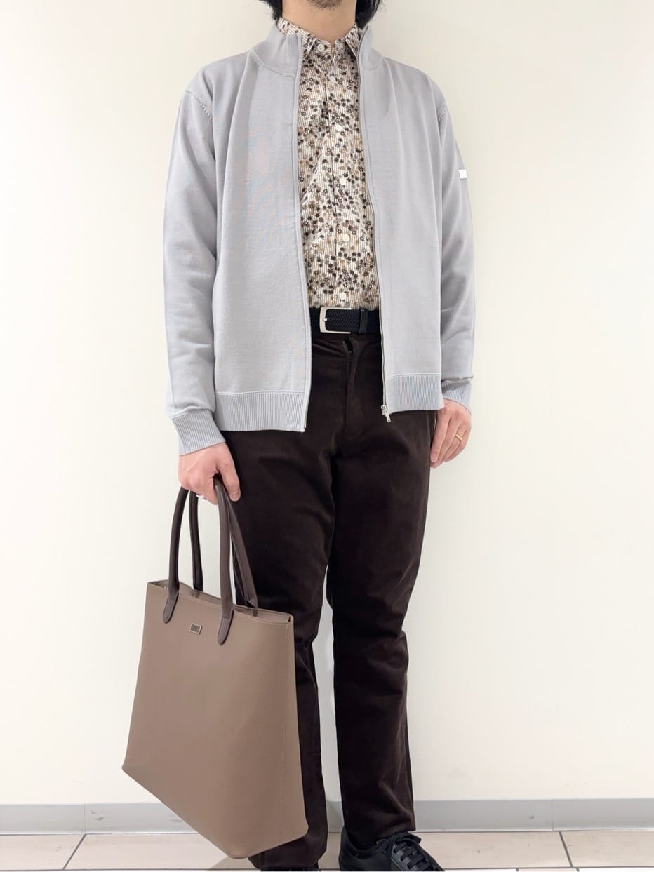 及川さんの「TAKEO KIKUCHI｜アンチピリング ジップアップ ニット」を使ったコーディネート