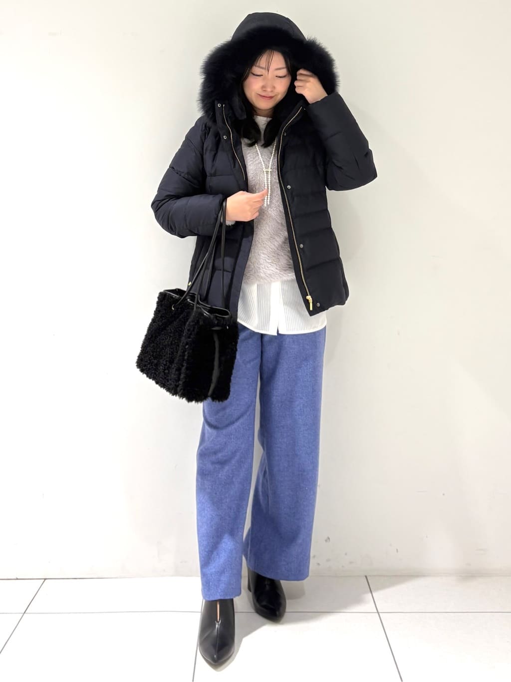 momokoさんの「INDIVI｜【名品／撥水／抗菌防臭】ショート丈リサイクルダウンコート」を使ったコーディネート