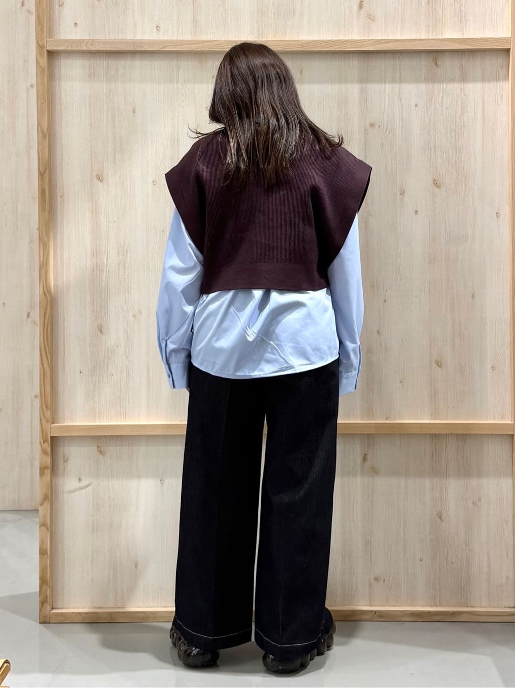 nanaさんの「THE SHOP TK｜【2点セット】レイヤードスタイルでこなれ見え ニットベスト＆シャツ」を使ったコーディネート