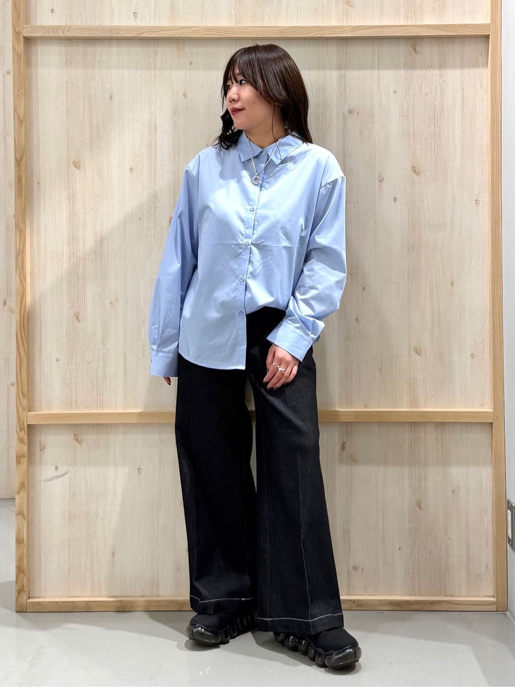 nanaさんの「THE SHOP TK｜【2点セット】レイヤードスタイルでこなれ見え ニットベスト＆シャツ」を使ったコーディネート