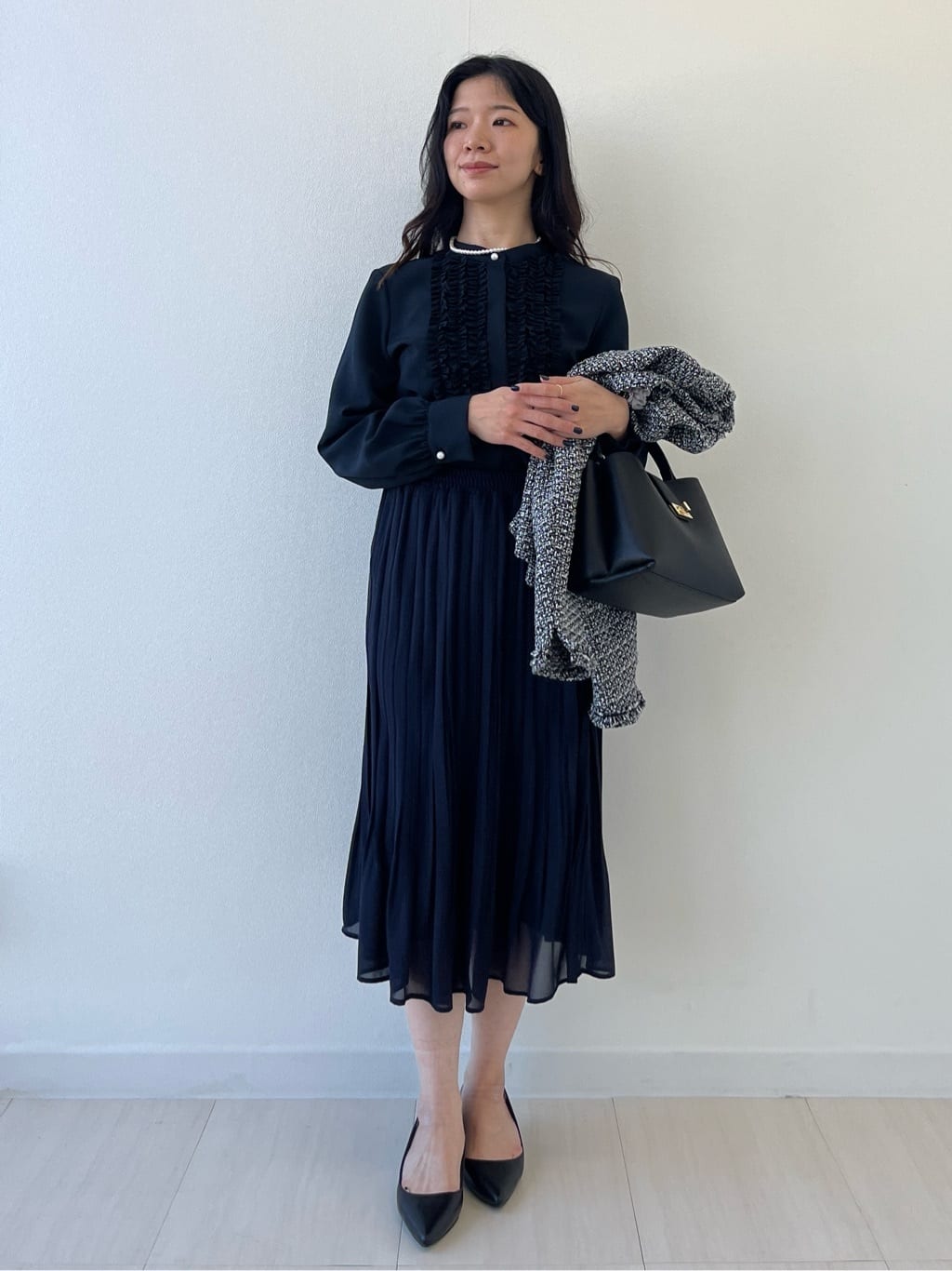 Mori Moriさんの「index｜バンドカラーフリルブラウス【洗濯機OK／イージーアイロン】」を使ったコーディネート