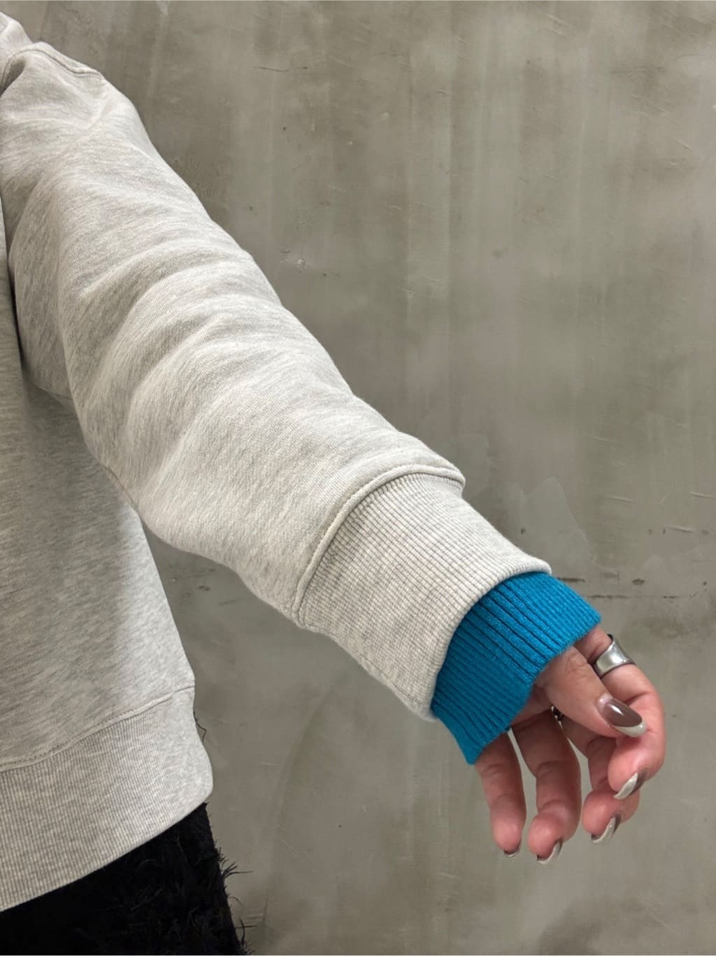 minaさんの「grove｜プレッピーロゴ裏起毛スウェット」を使ったコーディネート
