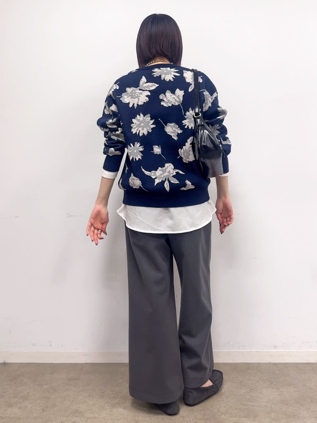 𝐜𝐡𝐢𝐤𝐚さんの「SHOO･LA･RUE｜【洗濯機可/S-LL】ゆるシルエット 甘すぎない　大人の花柄もちもちニット」を使ったコーディネート