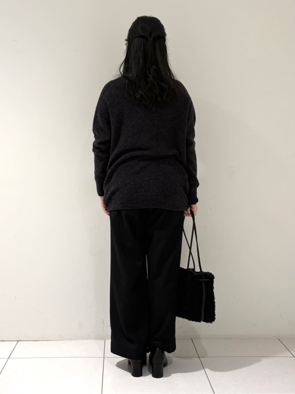momokoさんの「INDIVI｜【エアリー素材】ブークレ着流しニットカーディガン」を使ったコーディネート