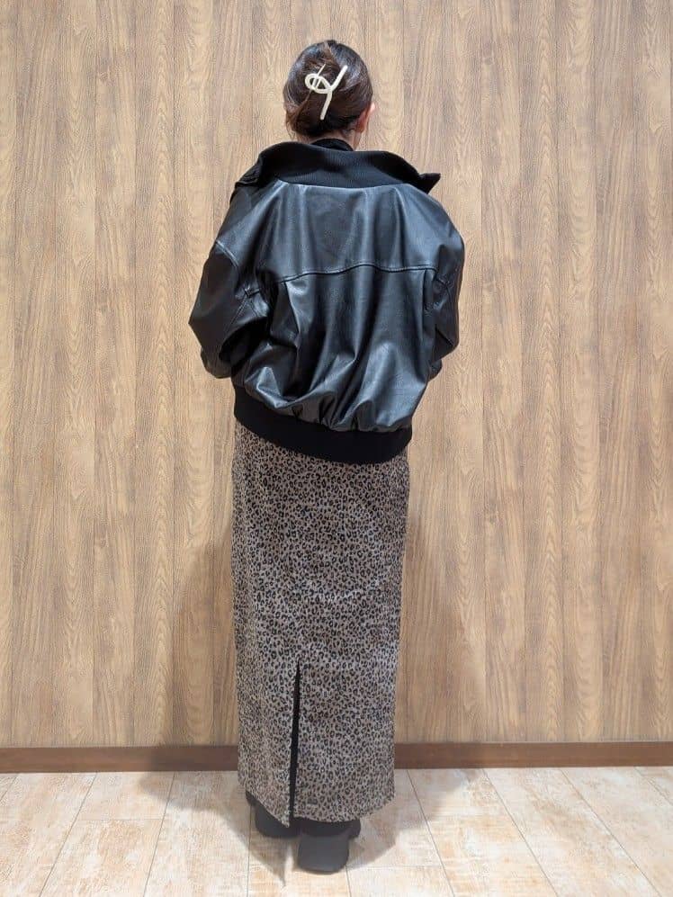 ｍｉｓａｋｉさんの「SHOO･LA･RUE｜【S-LL】大人綺麗 レザー調リブブルゾン」を使ったコーディネート