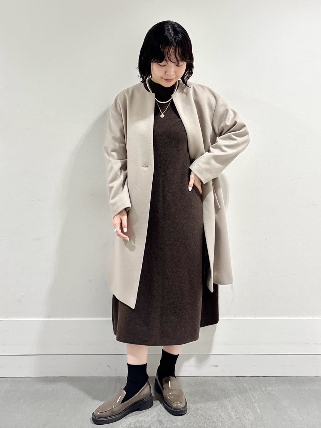 モエカさんの「UNTITLED｜【ロング丈/ゆったりシルエット】テントライン ニットワンピース」を使ったコーディネート