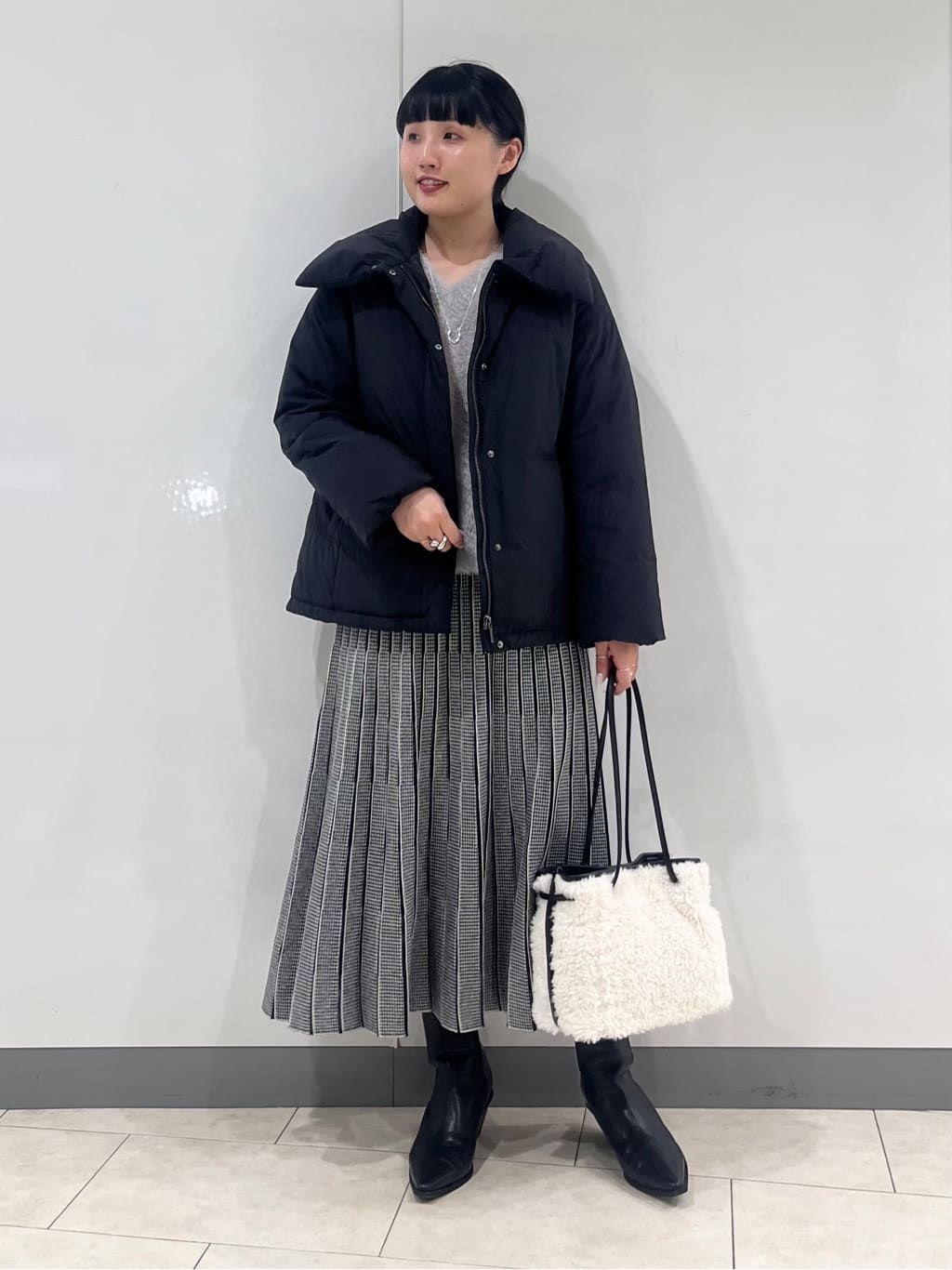 hasuさんの「INDIVI｜【撥水／洗える／デザイン衿】ステッチレス ショートダウンコート」を使ったコーディネート