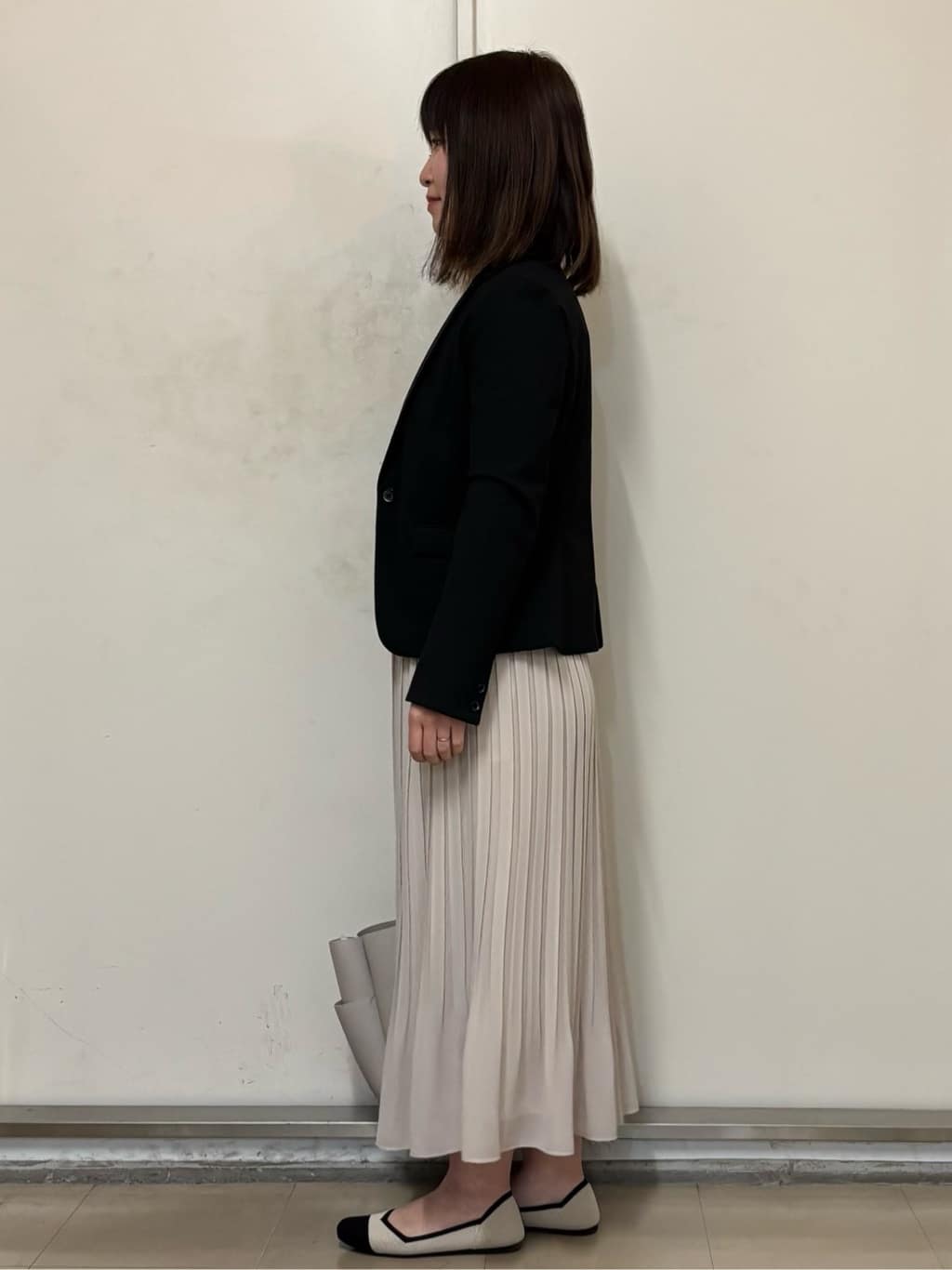 やまさんの「OPAQUE.CLIP｜バンドカラーフリルブラウス【洗濯機OK／イージーアイロン】」を使ったコーディネート