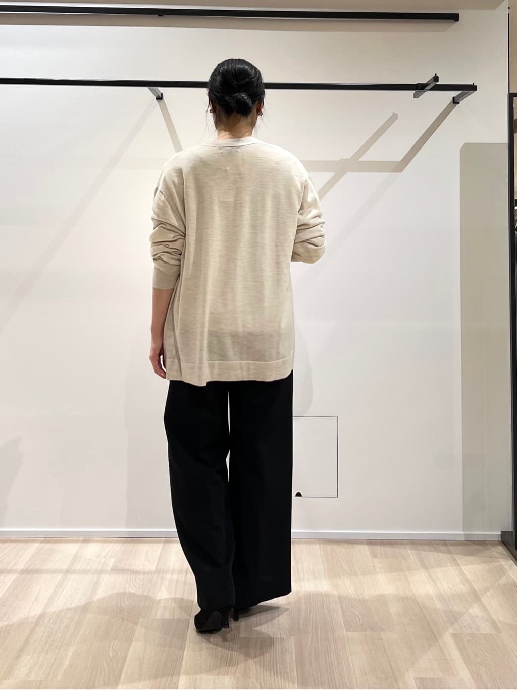 TOMOMIさんの「UNTITLED｜【アンサンブル可/洗える/ボタンなし】シルクウールカシミヤ 着流しカーディガン」を使ったコーディネート