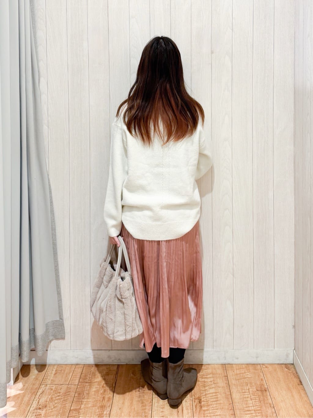 愛さんの「SHOO･LA･RUE｜【洗濯機可】お気に入りカラーを身にまとって　ふんわりゆるニット」を使ったコーディネート