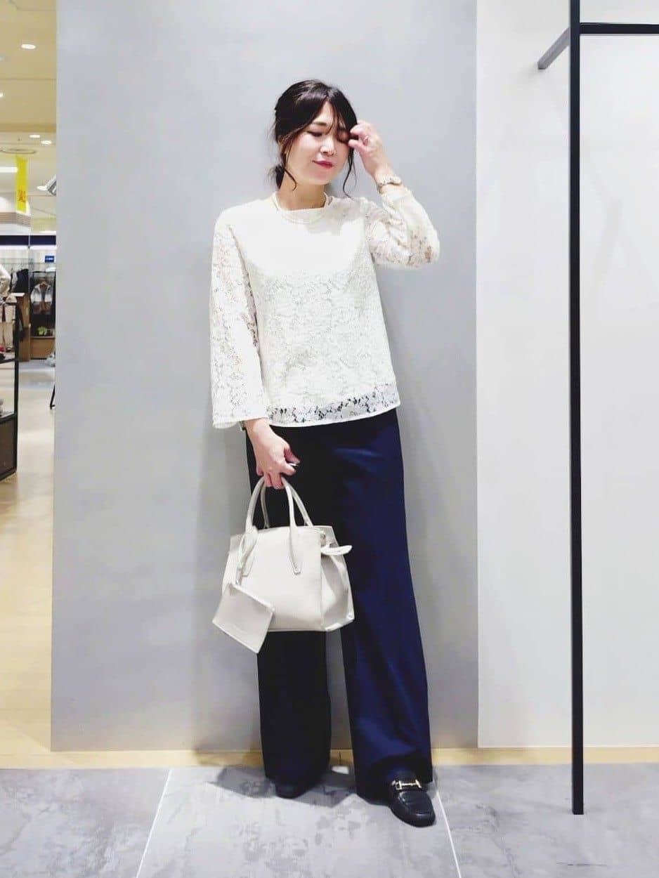 TOMOMIさんの「INDIVI｜【洗える／通勤／スーツ】メランジストレッチ ワイドパンツ」を使ったコーディネート