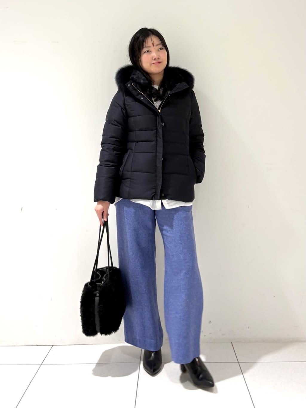 momokoさんの「INDIVI｜【名品／撥水／抗菌防臭】ショート丈リサイクルダウンコート」を使ったコーディネート