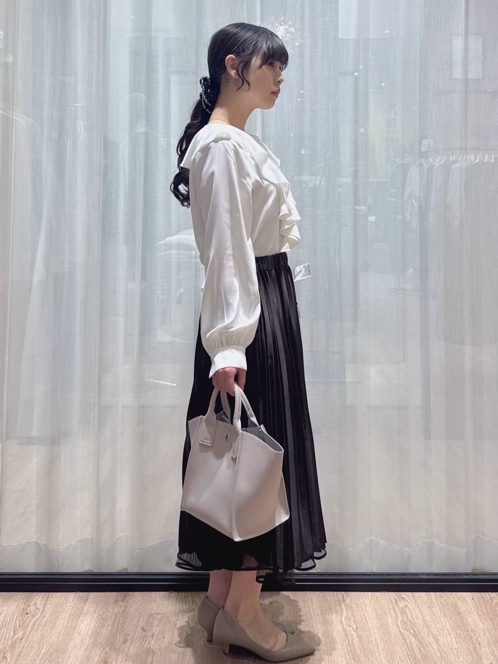ぞうげさんの「OPAQUE.CLIP｜ラッフルフリルブラウス【洗濯機OK／イージーアイロン】」を使ったコーディネート