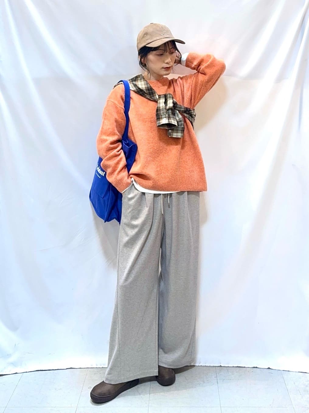 𝐇𝐢𝐫𝐨𝐦𝐢さんの「SHOO･LA･RUE｜グラフィックアソート ベーシックロンT」を使ったコーディネート