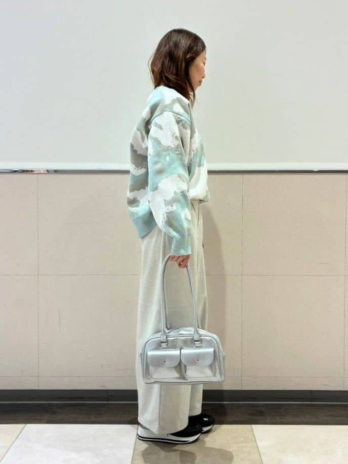 ジュンさんの「SHOO･LA･RUE｜【洗濯機可/S-LL】1枚で華やかに ラメ入りニュアンス柄ニット」を使ったコーディネート