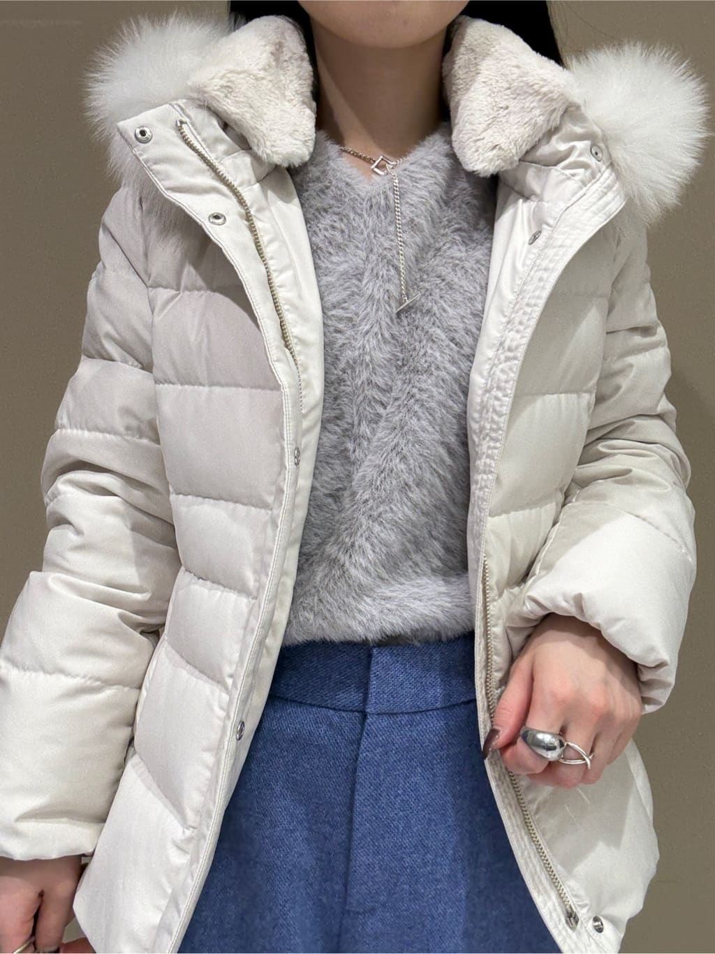 KEIKOさんの「INDIVI｜【名品／撥水／抗菌防臭】ショート丈リサイクルダウンコート」を使ったコーディネート