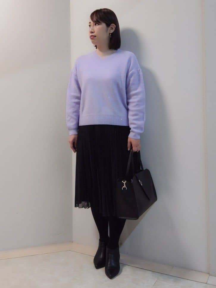 エリさんの「Reflect｜【選べる5色／ゆったりシルエット】Vネックスパンコールニット」を使ったコーディネート