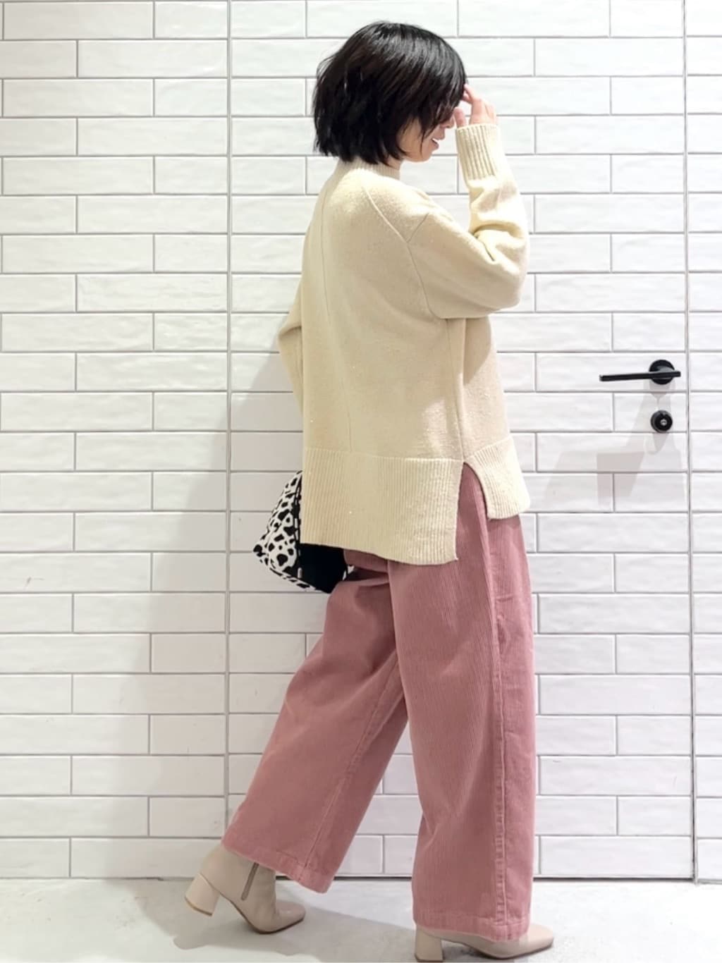 しおりさんの「OPAQUE.CLIP｜コーデュロイタックワイドパンツ【洗濯機OK】」を使ったコーディネート