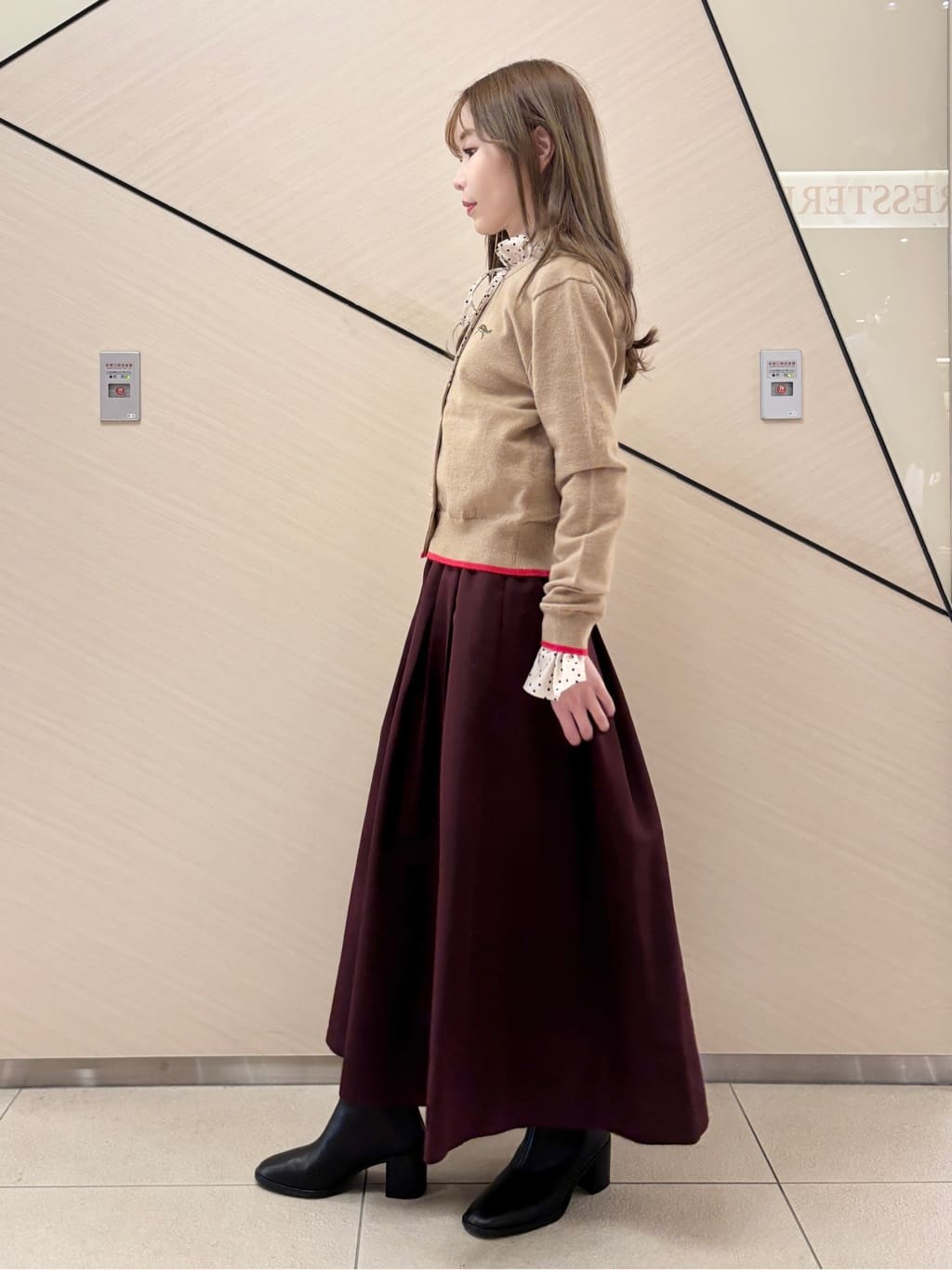 清水夏姫さんの「DRESSTERIOR｜◆【CLASSY．12月号掲載】タイガーエンブロイダリークルーネックカーディガン」を使ったコーディネート