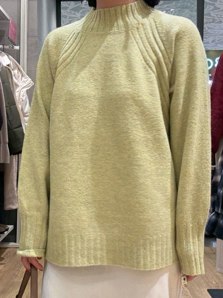 chさんの「THE SHOP TK｜ふんわり柔らかきれい色 ウール混ハイネックニット」を使ったコーディネート