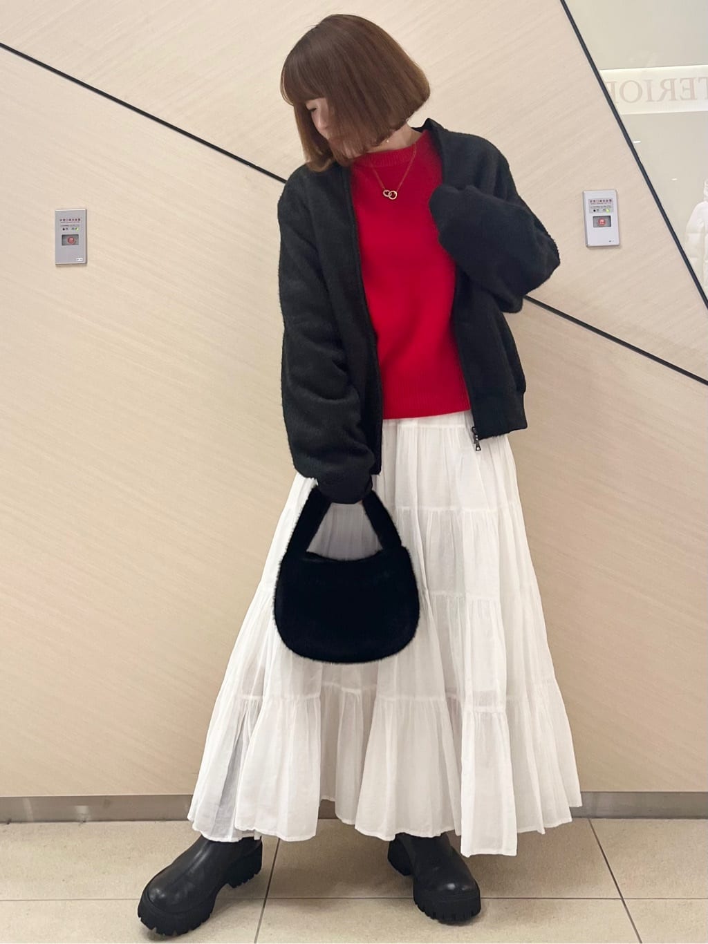 yahataさんの「DRESSTERIOR｜◆コンパクトフェイクファーバッグ」を使ったコーディネート
