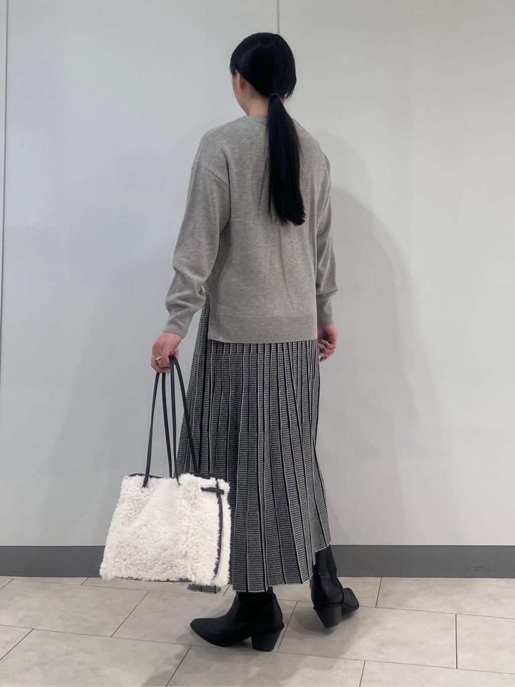 hasuさんの「INDIVI｜【洗える／カシミヤ混】ボトルネック ドルマンスリーブニット」を使ったコーディネート