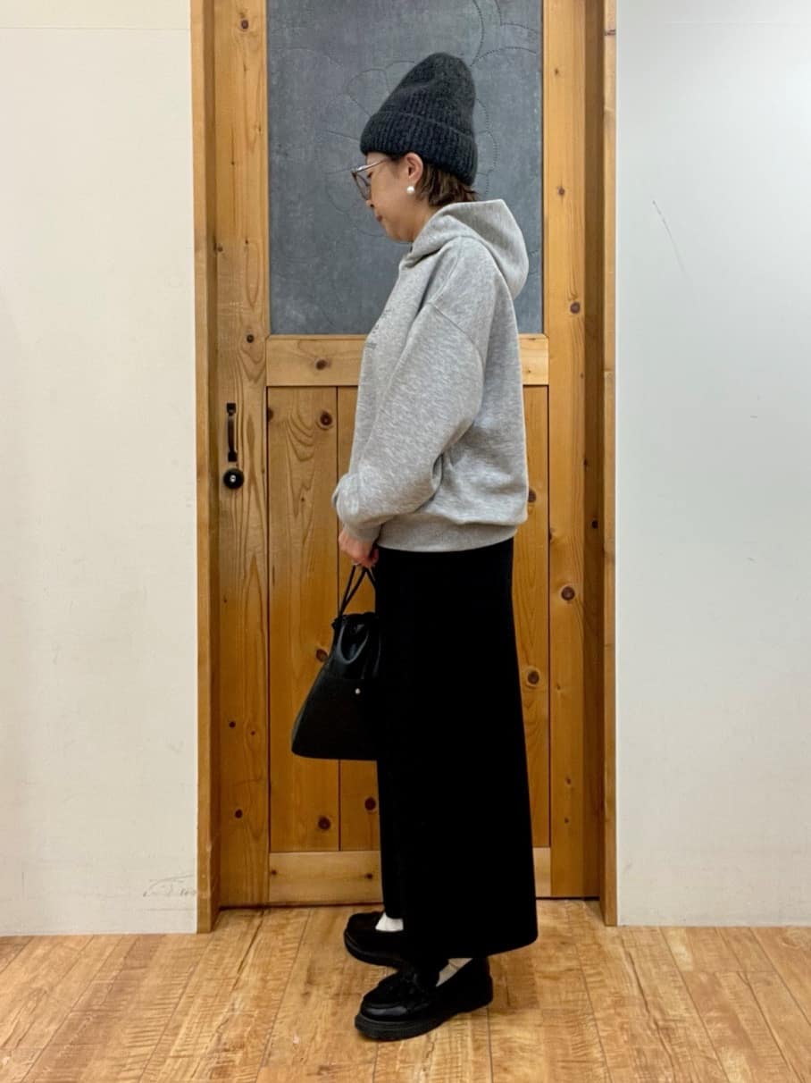 ゆみさんの「SHOO･LA･RUE｜【セットアップ可/S-LL/なめらかタッチ】選べる3柄 ロゴ入りプルパーカ」を使ったコーディネート