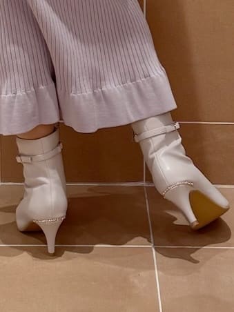 すみれさんの「ESPERANZA｜ジュエルヒールショートブーツ」を使ったコーディネート