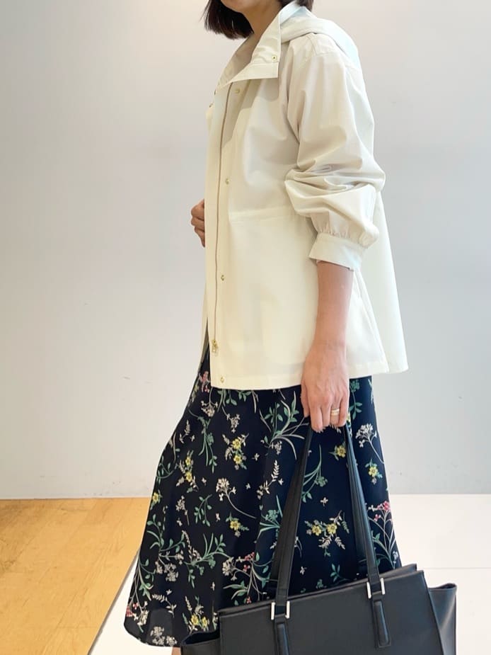murayamaさんの「INDIVI｜【SETUP可能】モダンフラワー柄フレアスカート」を使ったコーディネート