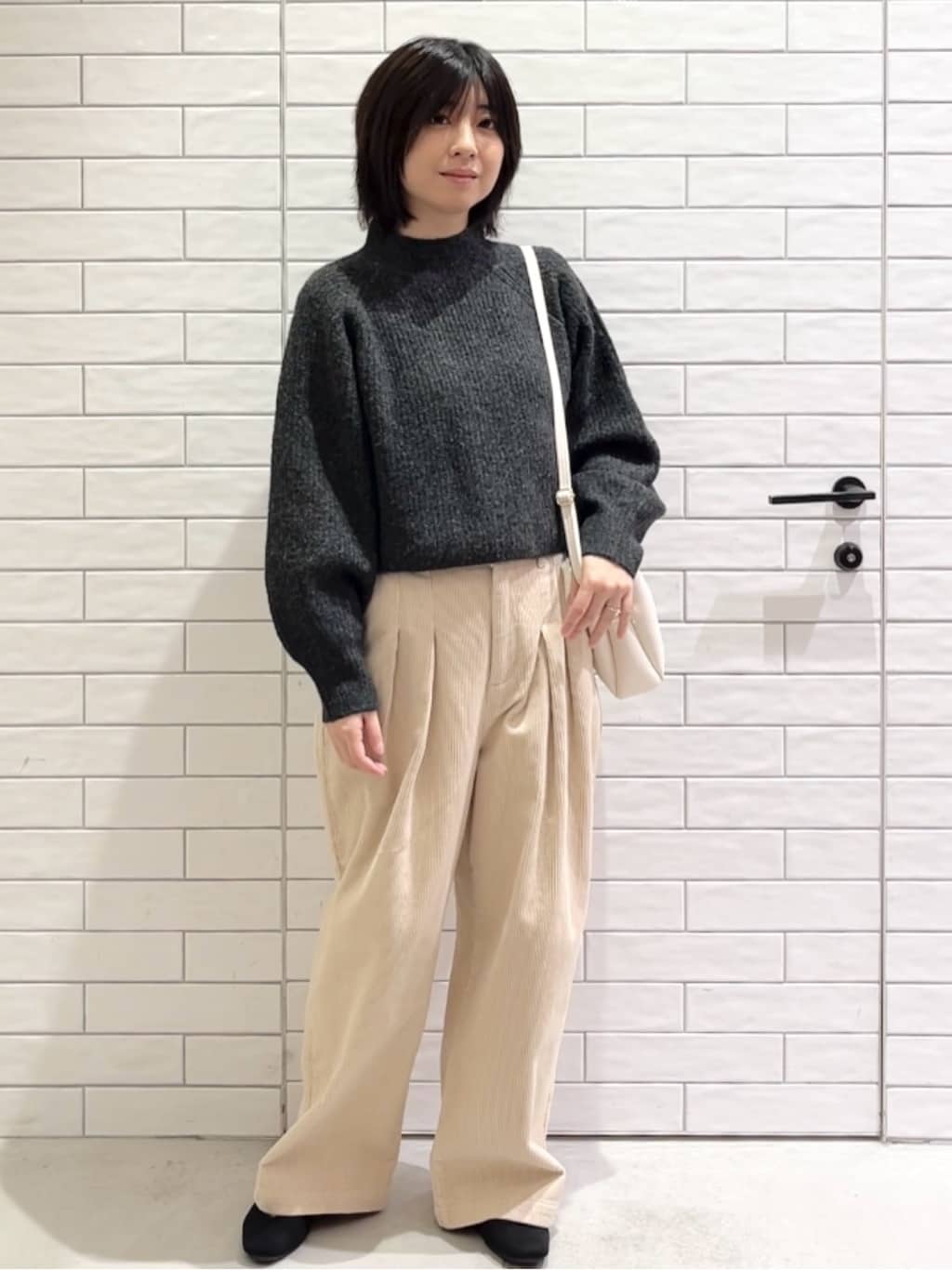 しおりさんの「OPAQUE.CLIP｜MIXミドルゲージショートあぜニット【洗濯機OK】」を使ったコーディネート