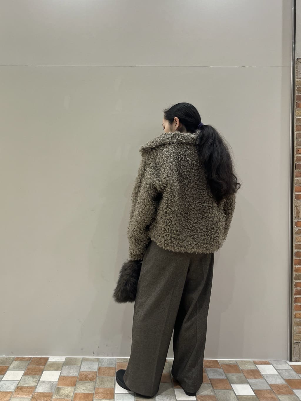 Uminoさんの「INDIVI｜【LE VERNIS】ポワールフラッフィーファーバッグ」を使ったコーディネート
