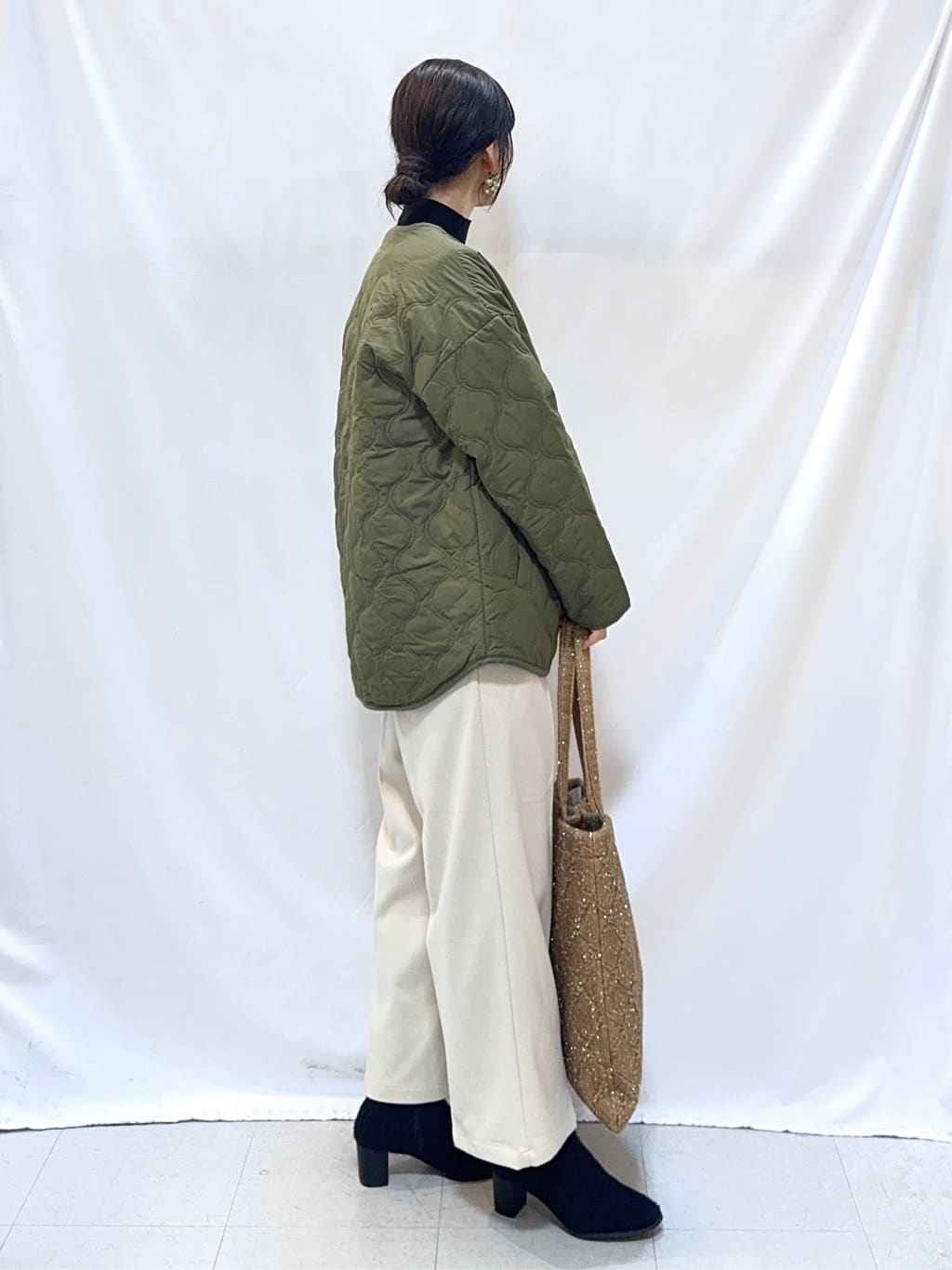 𝐇𝐢𝐫𝐨𝐦𝐢さんの「SHOO･LA･RUE｜【2点セット/洗濯機可/S-LL】着回しがきく もちもちハイネックニット+裾シャツインナー」を使ったコーディネート