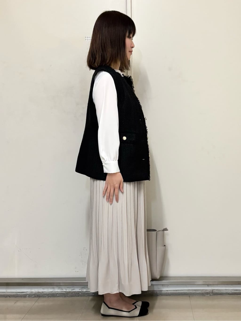やまさんの「OPAQUE.CLIP｜バンドカラーフリルブラウス【洗濯機OK／イージーアイロン】」を使ったコーディネート