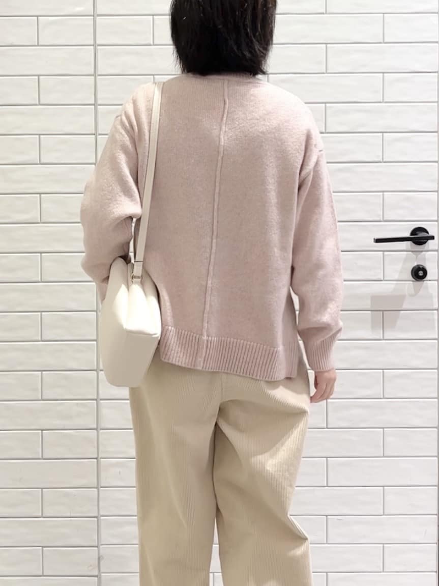 しおりさんの「OPAQUE.CLIP｜リラクシークルーネックニット【洗濯機OK】」を使ったコーディネート