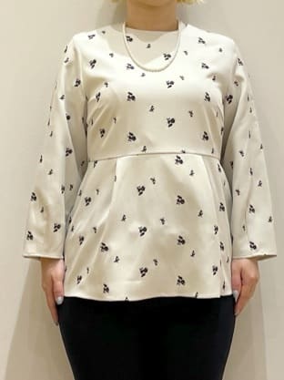 くーみーさんの「OPAQUE.CLIP｜フラワー刺繍ペプラムブラウス【洗濯機OK】」を使ったコーディネート