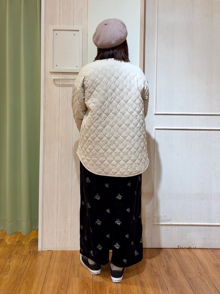 kumaさんの「SHOO･LA･RUE｜大人な小花柄が魅力の 刺繍ベロア調ナロースカート」を使ったコーディネート