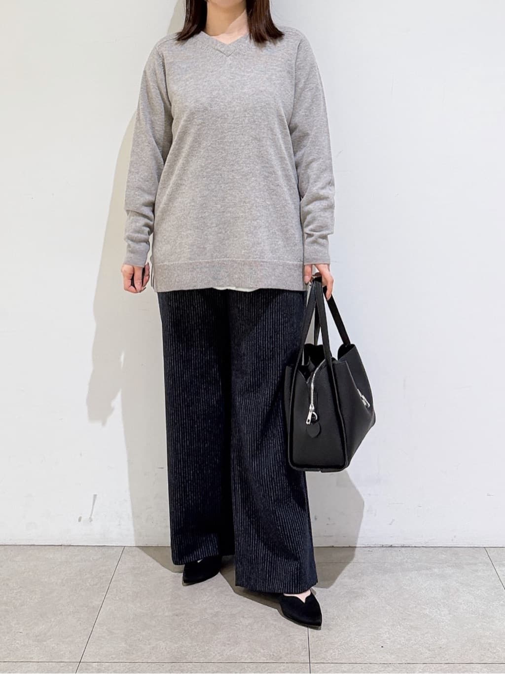 emikaさんの「INDIVI｜【洗える／チュニック丈／カシミヤ混】スリットデザインVネックニット」を使ったコーディネート