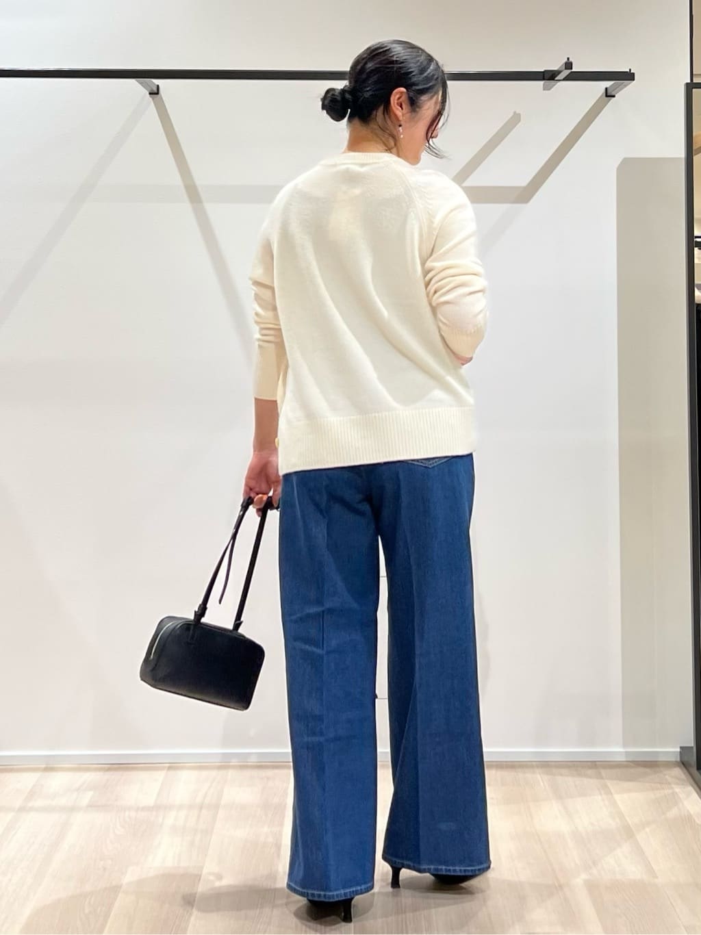 TOMOMIさんの「UNTITLED｜【重ね着もおすすめ/洗える】ウールカシミヤ クルーネックニット」を使ったコーディネート