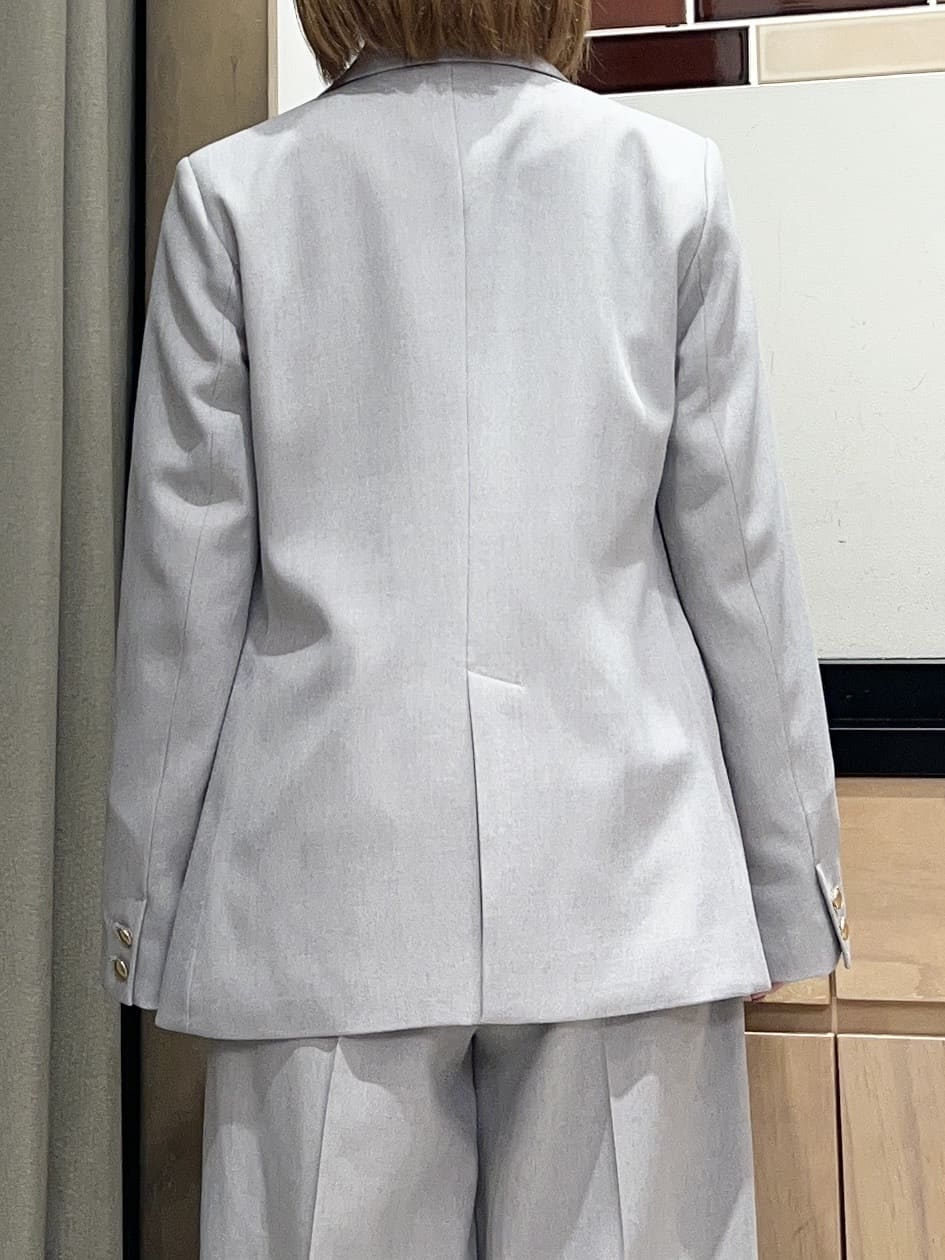 かのさんの「THE SHOP TK｜【通勤にもデイリーにも】CAVIAN 金ボタンダブルブレストジャケット」を使ったコーディネート